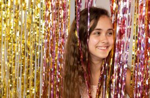 decoração de festa com cortina metalizada