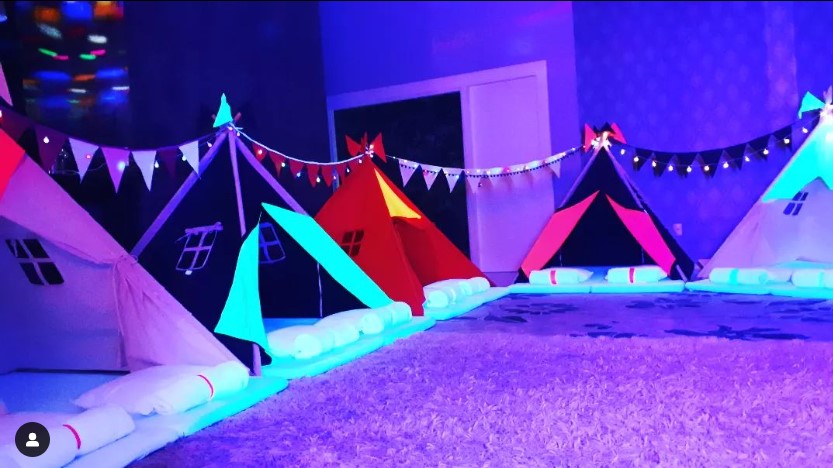 Festa do Pijama Neon - @acampadentronoitesdivertidas